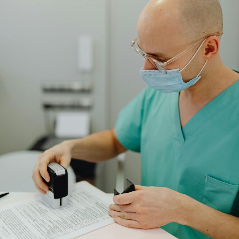 Detailaufnahme eines medizinischen Sehtestgeräts mit Steuerung – verwendet zur visuellen Diagnostik in der verkehrsmedizinischen Untersuchung.